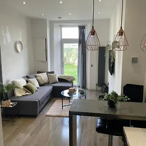 Apartment Stylish & Comfortable Ground Floor House - Main Door Private Entrance - Free Parking & Garden, Edinburgh