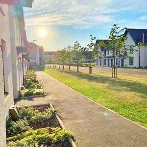 Holiday home 3 Bed House With Parking Near Airport, Edinburgh