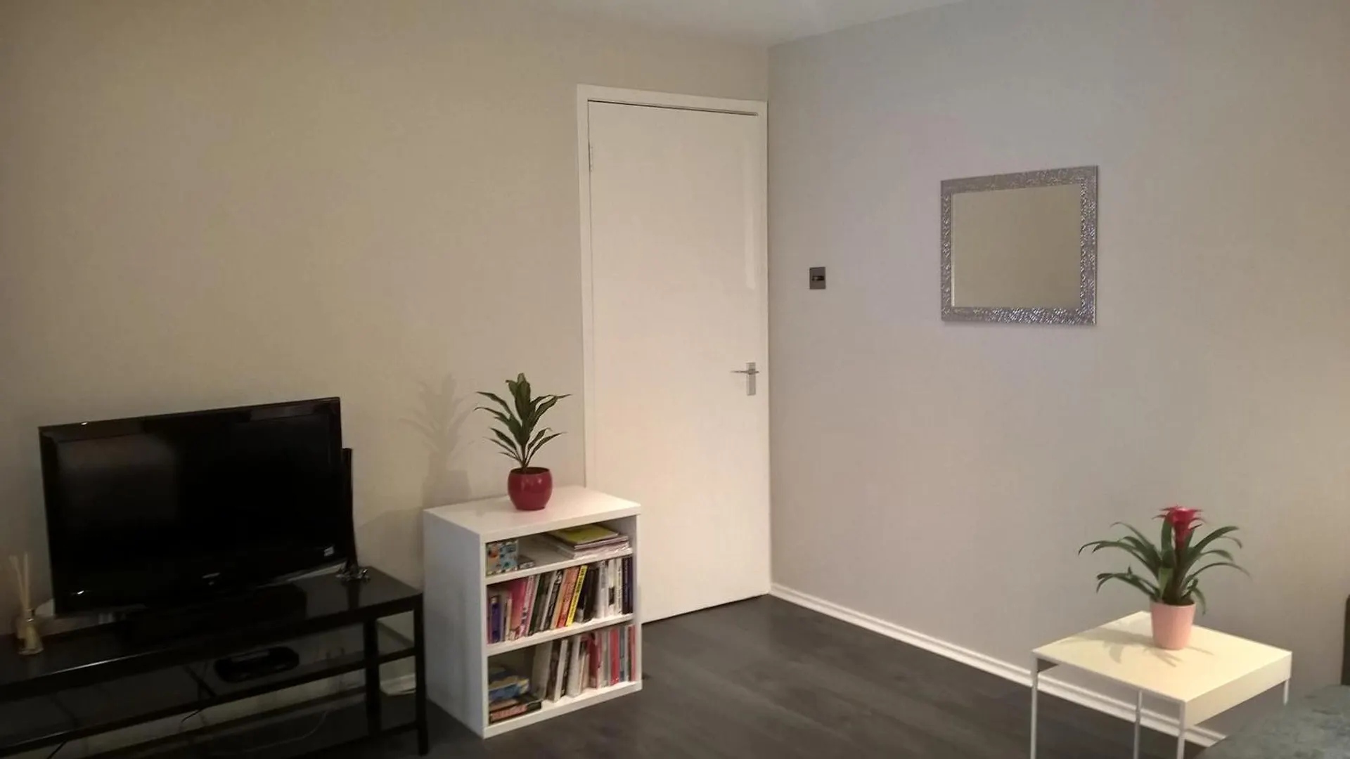 Lovely Ground Floor Apartment In Great Location At The Shore, אדינבורו 0*,